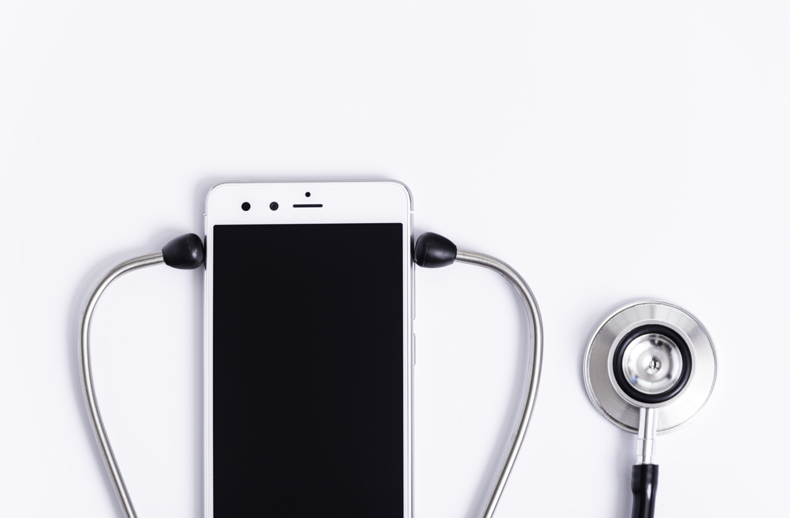 自宅からスマートフォンでオンライン診療を利用するイメージ