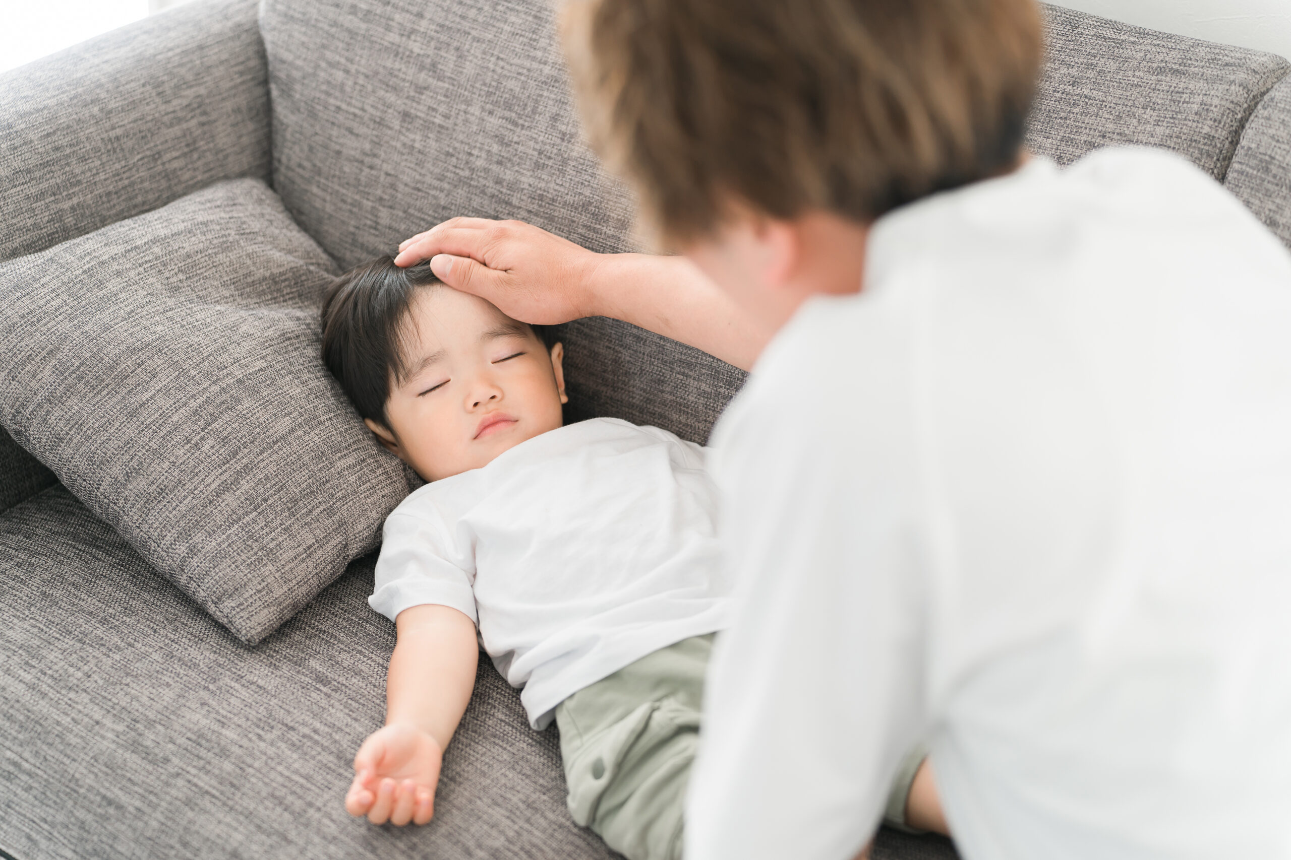 夏の体調不良とオンライン診療のイメージ